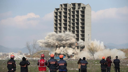 Dinamitle yıkılamayan bina kendiliğinden çöktü