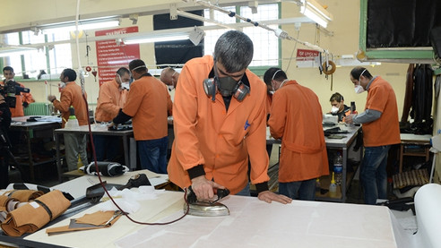 Mahkumlar çalışmak için sıraya giriyor