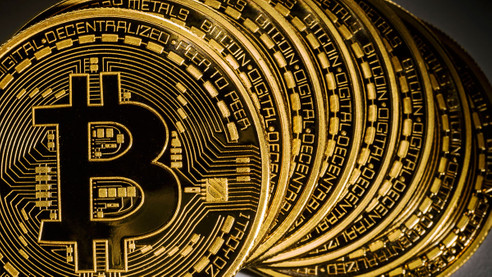 Bitcoin üç ayda yarı yarıya düştü