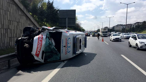 Ambulans, otomobile çarptı: 6 yaralı