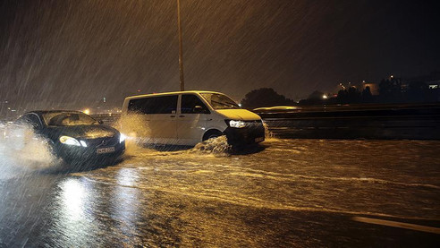 İstanbul'da sağanak su baskınlarına neden oldu