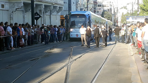 Sultanahmet'te tramvay raydan çıktı
