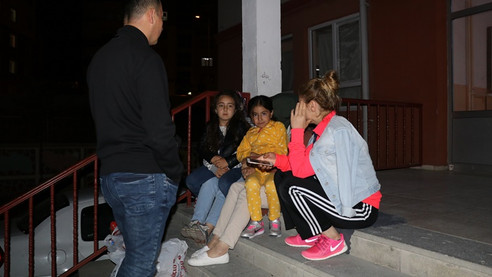 Veliler kayıt için okul önünde sabahladı