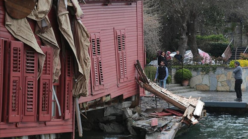 Yalıya çarpan gemi Türkiye'den ayrıldı