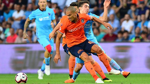 Başakşehir, Trabzonspor'u 2 golle geçti