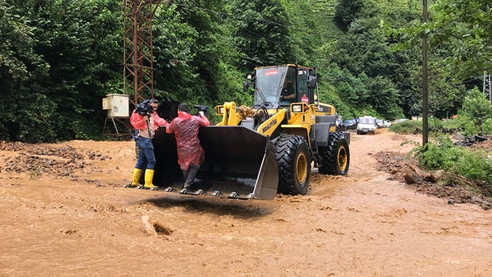 Rize'de dere taştı, mahsur kalanlar var
