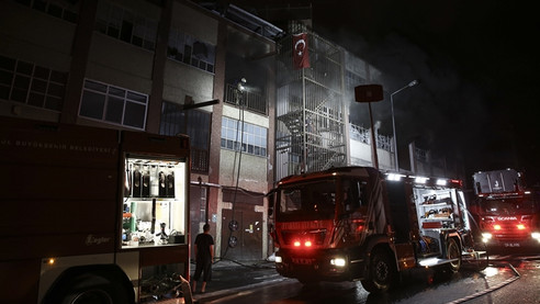 Bayrampaşa'da çorap atölyesinde yangın