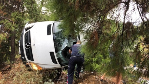 Kemer'de minibüs devrildi: 3 ölü, 3 yaralı