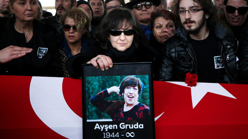 Ayşen Gruda son yolculuğuna uğurlandı