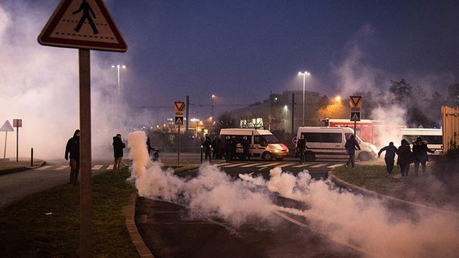 Paris'te polis şiddeti protesto edildi