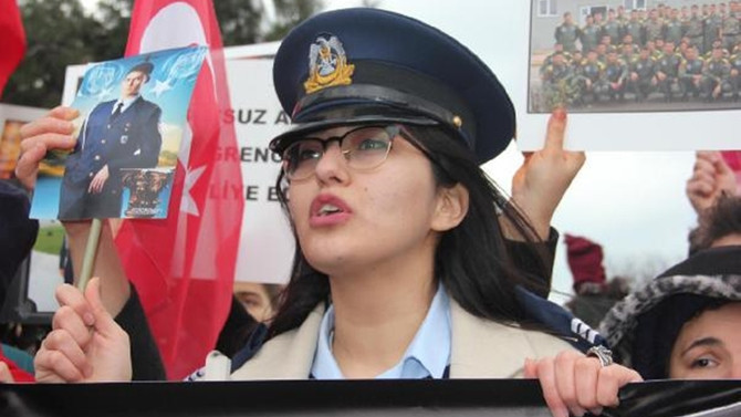 Hava Okulu önünde protesto