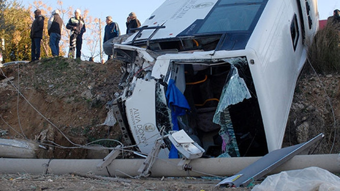 Otel servisi devrildi: 6 yaralı