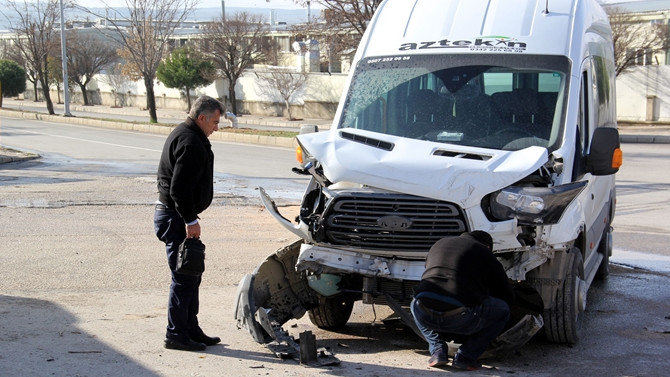 İşçi servisleri çarpıştı: 20 yaralı