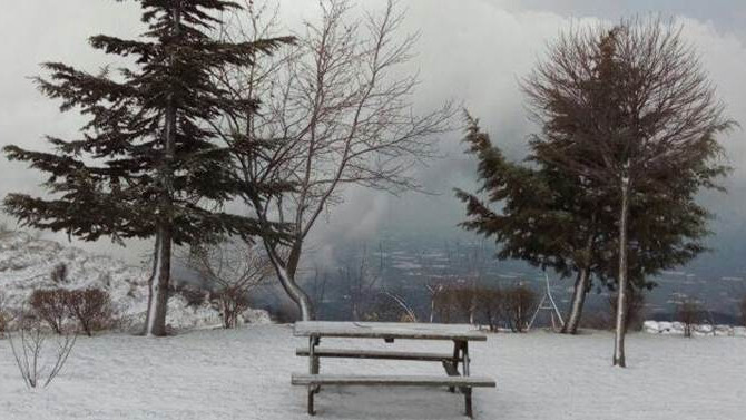 İzmir'in yüksek kesimlerine kar yağdı