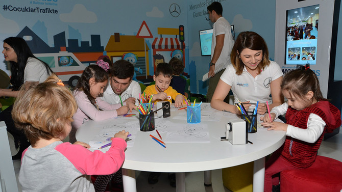 Mercedes'ten miniklere trafik eğitimi