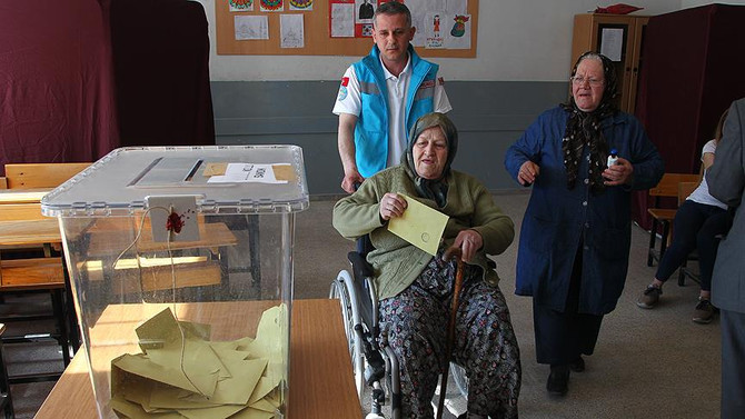 Hasta ve yaşlı vatandaşlar sağlık ekiplerinin yardımıyla sandığa gitti