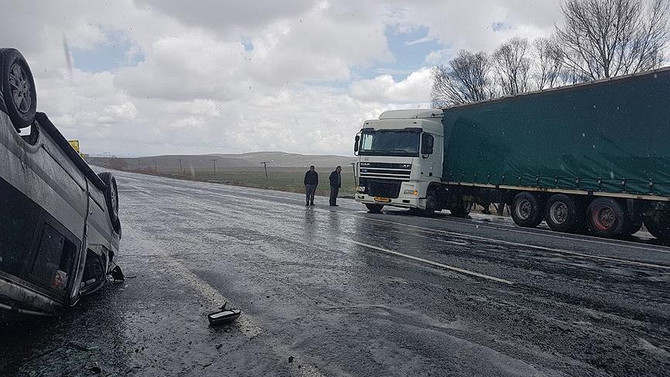 Ağrı'da minibüsle tır çarpıştı: 7 yaralı