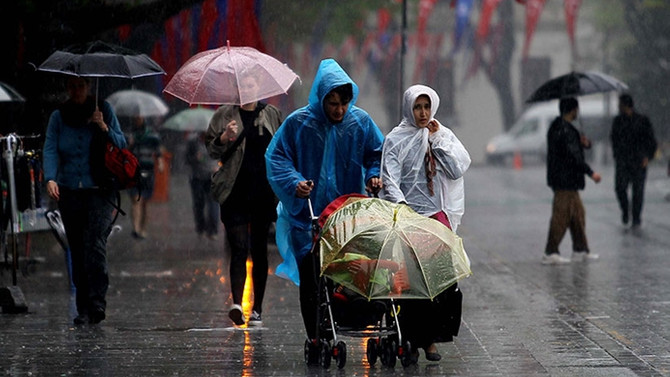 Sağanak yağış İstanbul'u terk etmiyor