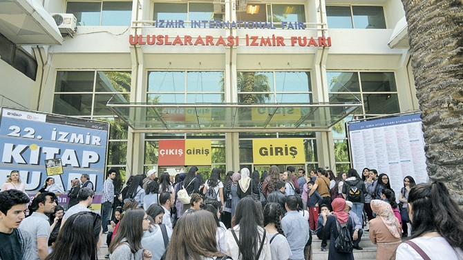 İzmir Kitap Fuarı'nda ziyaretçi rekoru kırıldı...