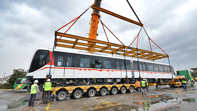 İzmir'in yeni metroları Çin'den geldi