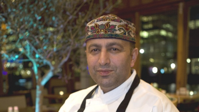 Kitaplarını satarak yol parası yaptı; Londra’da komiydi, TAS zincirini kurdu