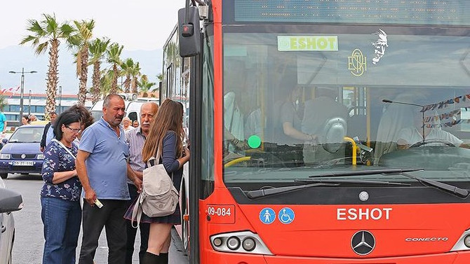 İzmir'de 15 Temmuz'da toplu ulaşım ücretsiz