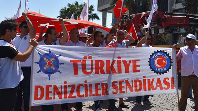 Grevdeki işçiler eylem yaptı