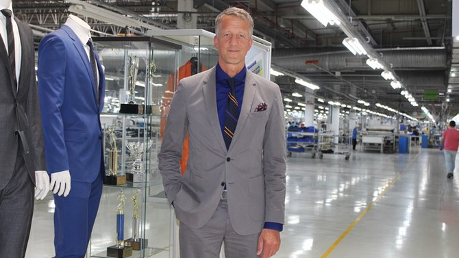 Hugo Boss, İzmir'deki tesislerini 'Takım Elbise Makinesi'ne dönüştürecek