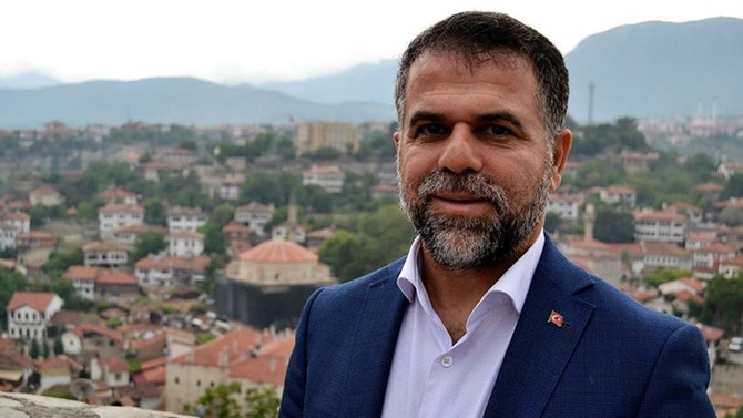 Görevinden uzaklaştırılan belediye başkanı gözaltına alındı