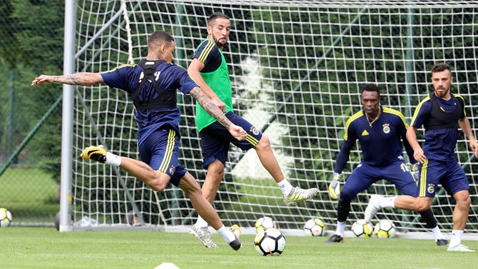 Fenerbahçe, Cagliari'yi ağırlıyor
