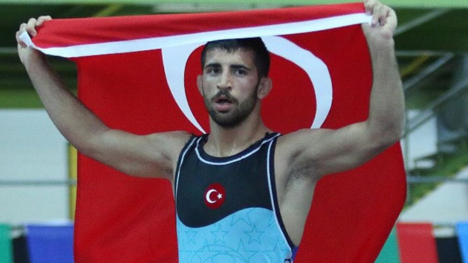 Milli güreşçi Kamal'dan altın madalya