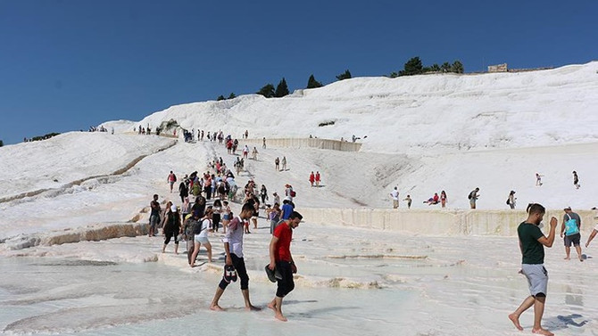 Pamukkale'de turist yoğunluğu