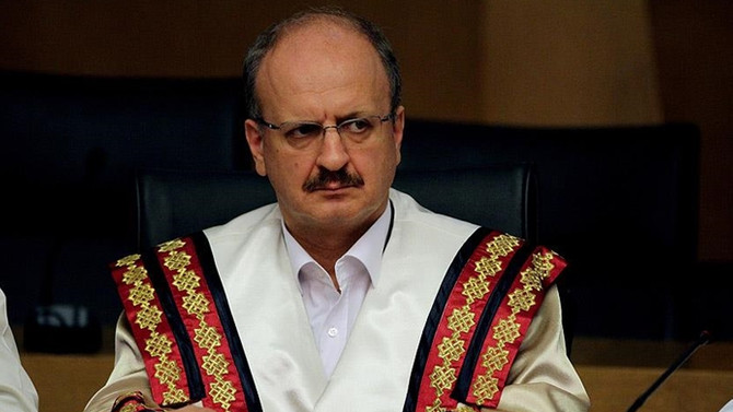 İKÇÜ Rektörü Akhan istifa etti