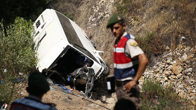 Antalya'da midibüs uçuruma yuvarlandı: 4 ölü