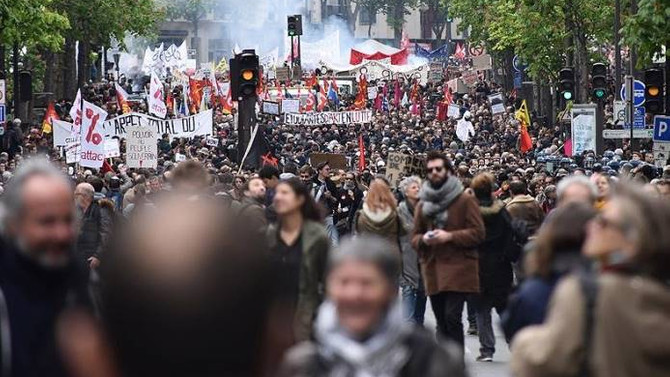 Fransa'da memurlar 10 yıl sonra meydanlara indi