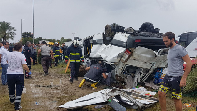 Antalya’da tur midibüsü devrildi: 3 ölü
