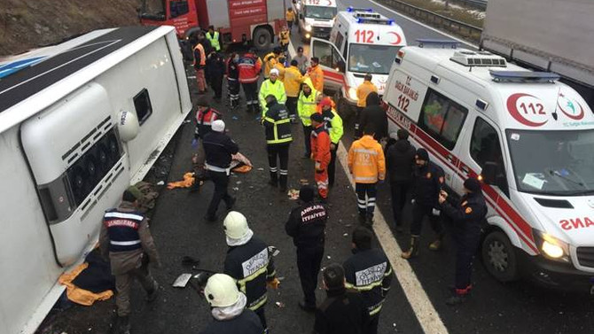 Ankara'da otobüs devrildi 2 ölü 20 yaralı ile ilgili görsel sonucu