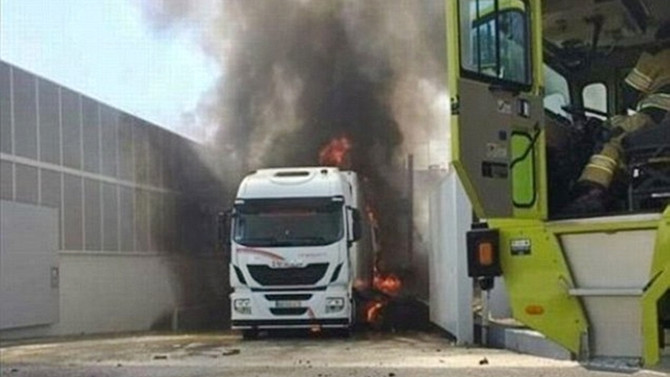 Portekiz'de uçak otoparka düştü