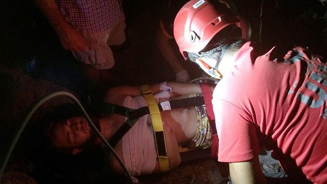 Dağda mahsur kalan yaralı İngiliz helikopterle kurtarıldı