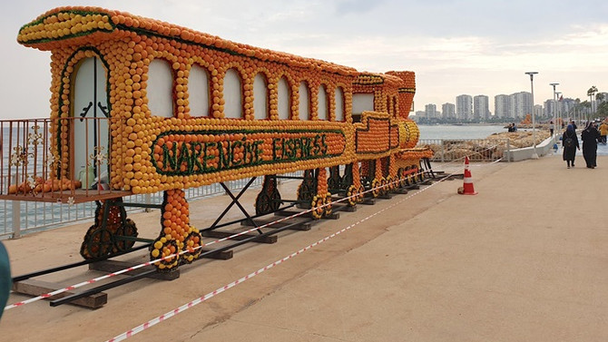 Mersin’i 100 ton narenciye ile süslediler