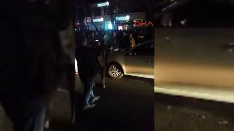 Otobüsün gelmediğini söyleyip caddeyi trafiğe kapattılar