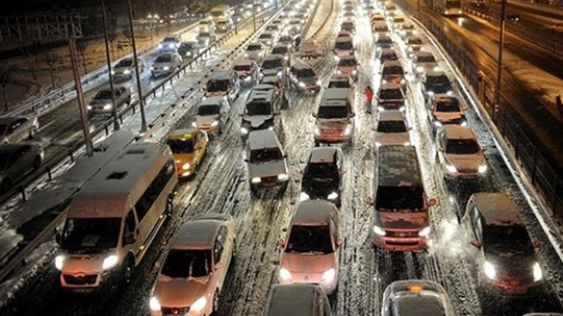 İstanbul'da kar trafiği kilitledi