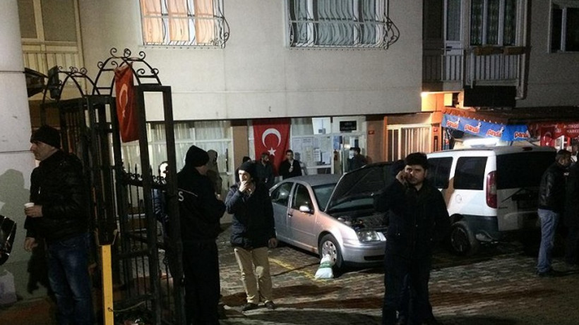 Kalabalığı sakinleştirmek için çatıya çıkan polis, düşerek şehit oldu