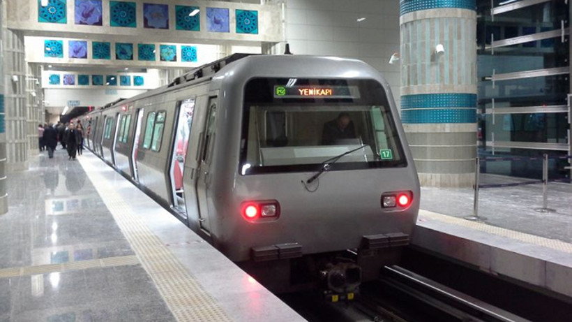 İstanbul'da metro durdu, yolcular raylara indi