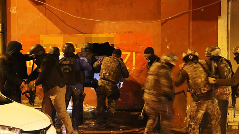 Polis dernek binasına duvarı delerek girdi