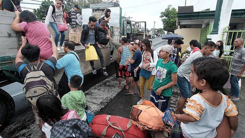Filipinler'de tayfun nedeniyle 76 bin kişi tahliye edildi