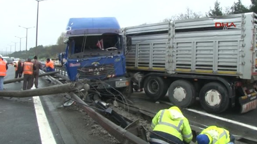 TIR kazası, TEM trafiği'ni felç etti