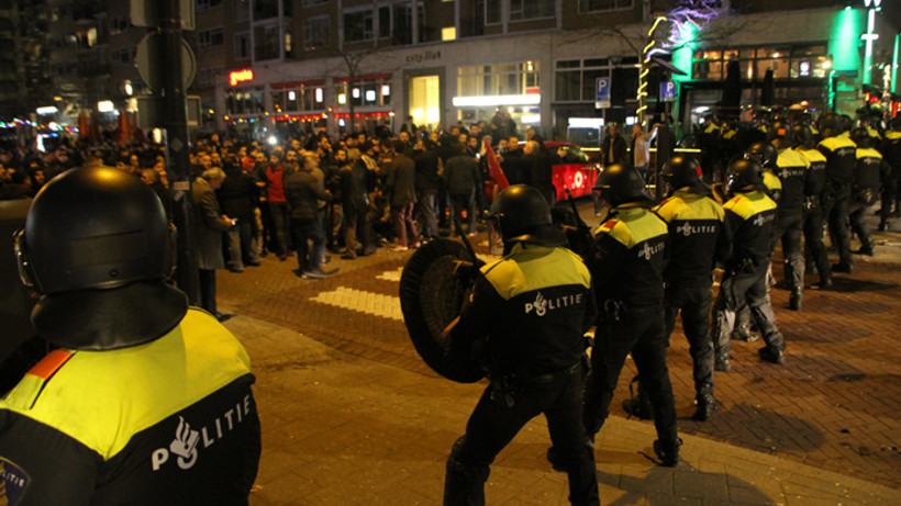 Hollanda polisi protestoculara müdahale etti