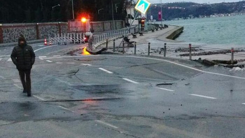Tarabya sahilde yol çöktü