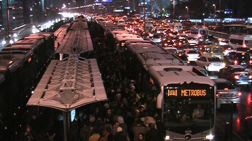 Yolcular metrobüs yoğunluğunu protesto etti